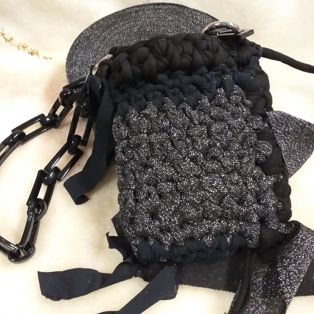porta cellulare borsa uncinetto fettuccia lurex nero argento lamè catenella acrilica plastica