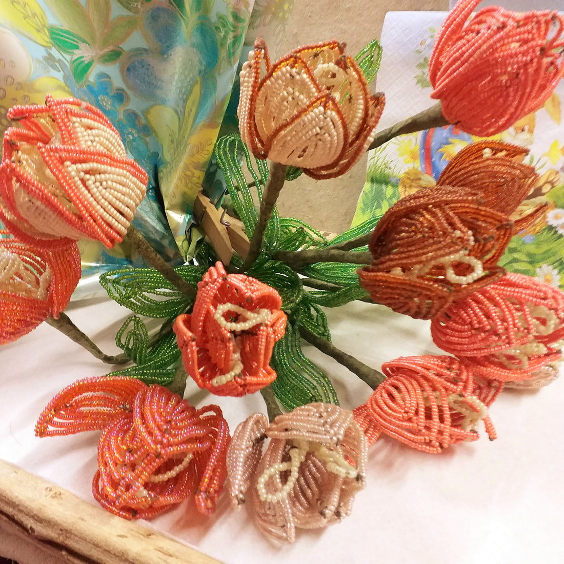 confezionamento uso bouquet fioristi composizioni pasquali floreali fiori di perline tulipani pesca arancio