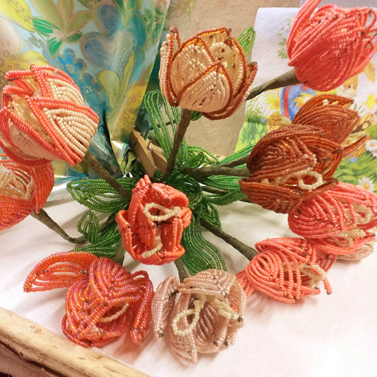 confezionamento uso bouquet fioristi composizioni pasquali floreali fiori di perline tulipani pesca arancio