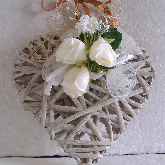 cuore rustico grezzo shabby vimini rattan idea decorazioni fiori rose stoffa fuoriporta ghirlanda floreale