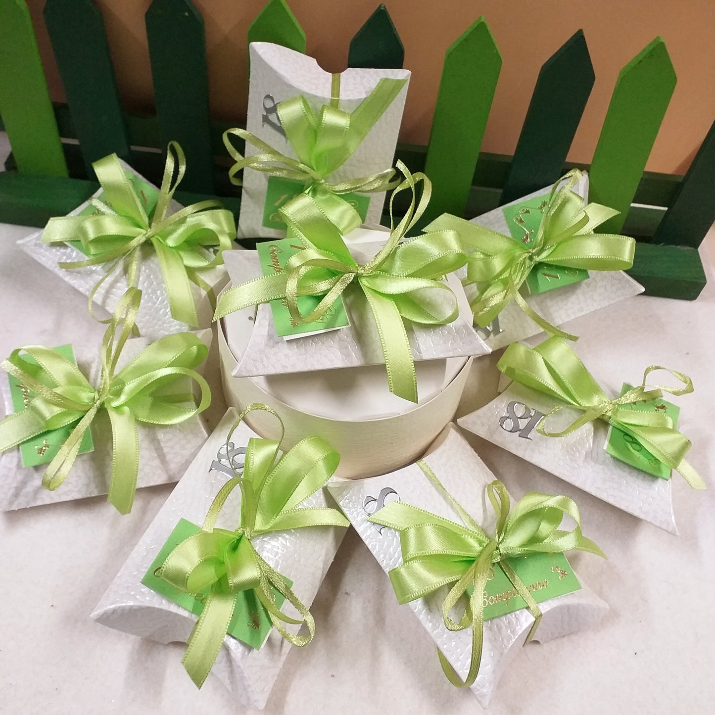 allestimento confettata bianco e verde shop bomboniere 18 anni bustina bianca economica simboli diciottesimo ragazzo ragazza bigliettino il mio 18° compleanno scritta portaconfetti scatolina con 3 confetti