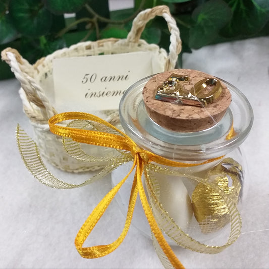 packaging bomboniera vasetto tondo barattolo vetro tappo sughero con applicazione numero 50 di anni matrimonio anniversario nozze oro confezionato confetti bianchi dorati cestini fiocchetto coccarda lurex e raso bigliettino