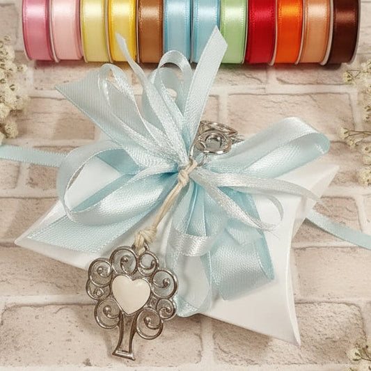 azzurro chiaro celeste segnaposto bomboniera bustina portaconfetti bianca confezionata confetti portachiavi cuore smaltato con ciondolo metallo albero della vita moschettone cordino cerato colori dei nastri