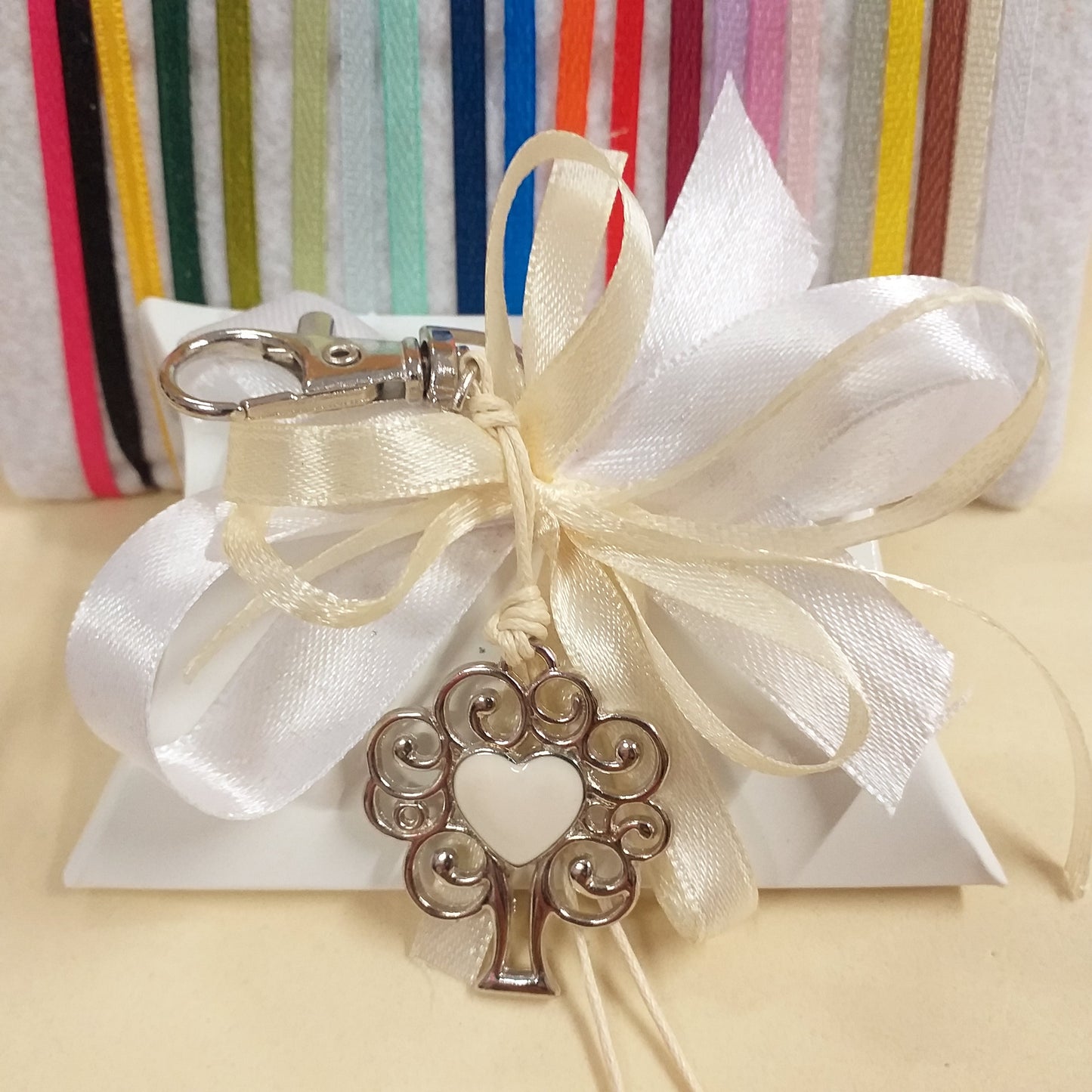 bianco e panna segnaposto bomboniera bustina portaconfetti bianca confezionata confetti portachiavi cuore smaltato con ciondolo metallo albero della vita moschettone cordino cerato colori dei nastri