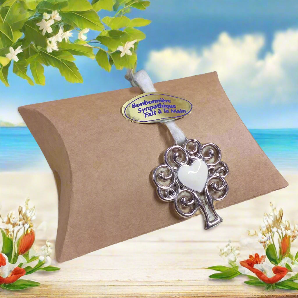 bustina beige avana idee segnaposto ristorante chiudipacco regalo packaging confezionamento albero cuore smaltato festa mamma pasqua ciondolo con tag sticker bonbonniéres a main cuoricini