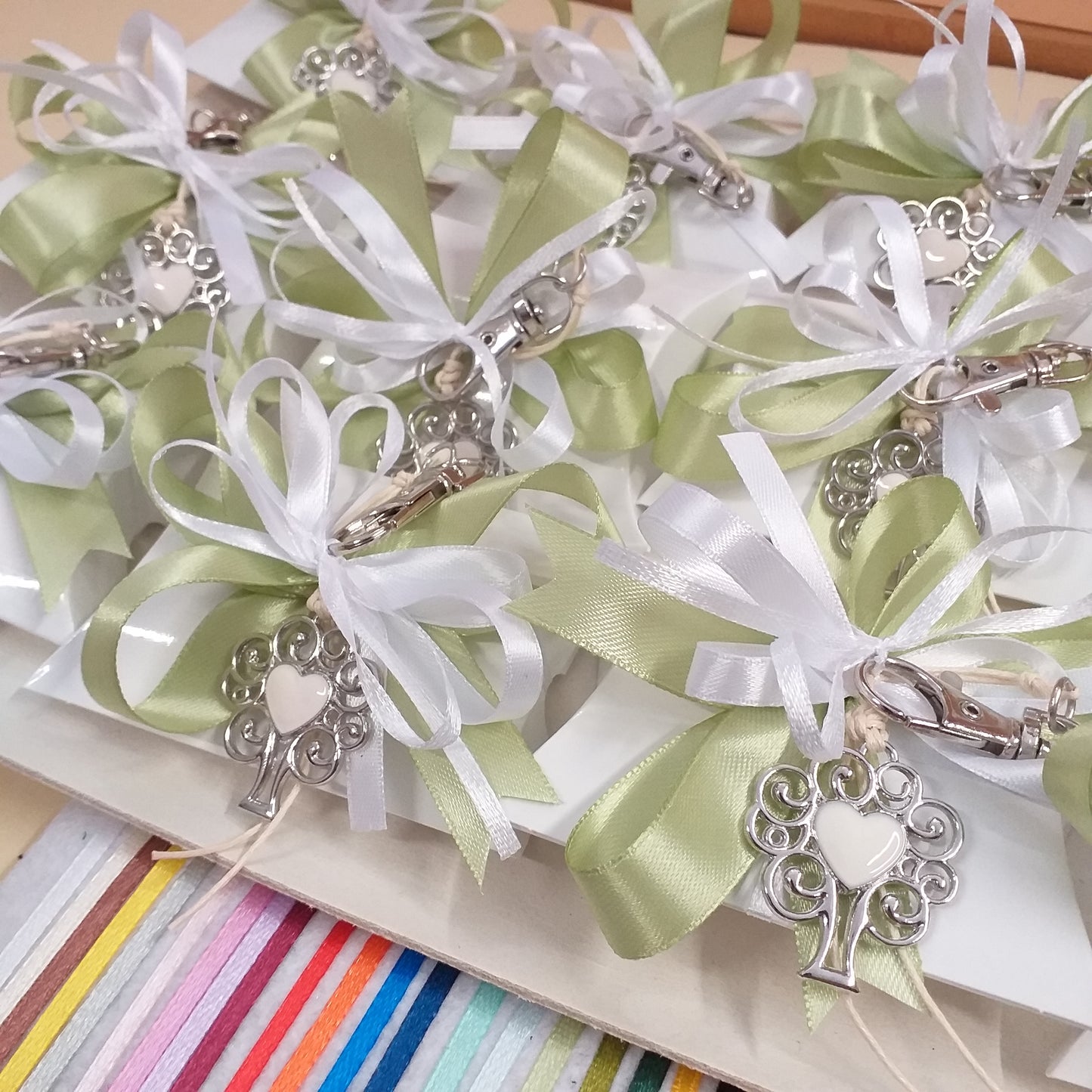vassoio di segnaposto bomboniera portachiavi cuore smaltato con ciondolo metallo albero della vita moschettone cordino cerato ricordino souvenir gadget aprifesta confezionato bustina confetti bianca
