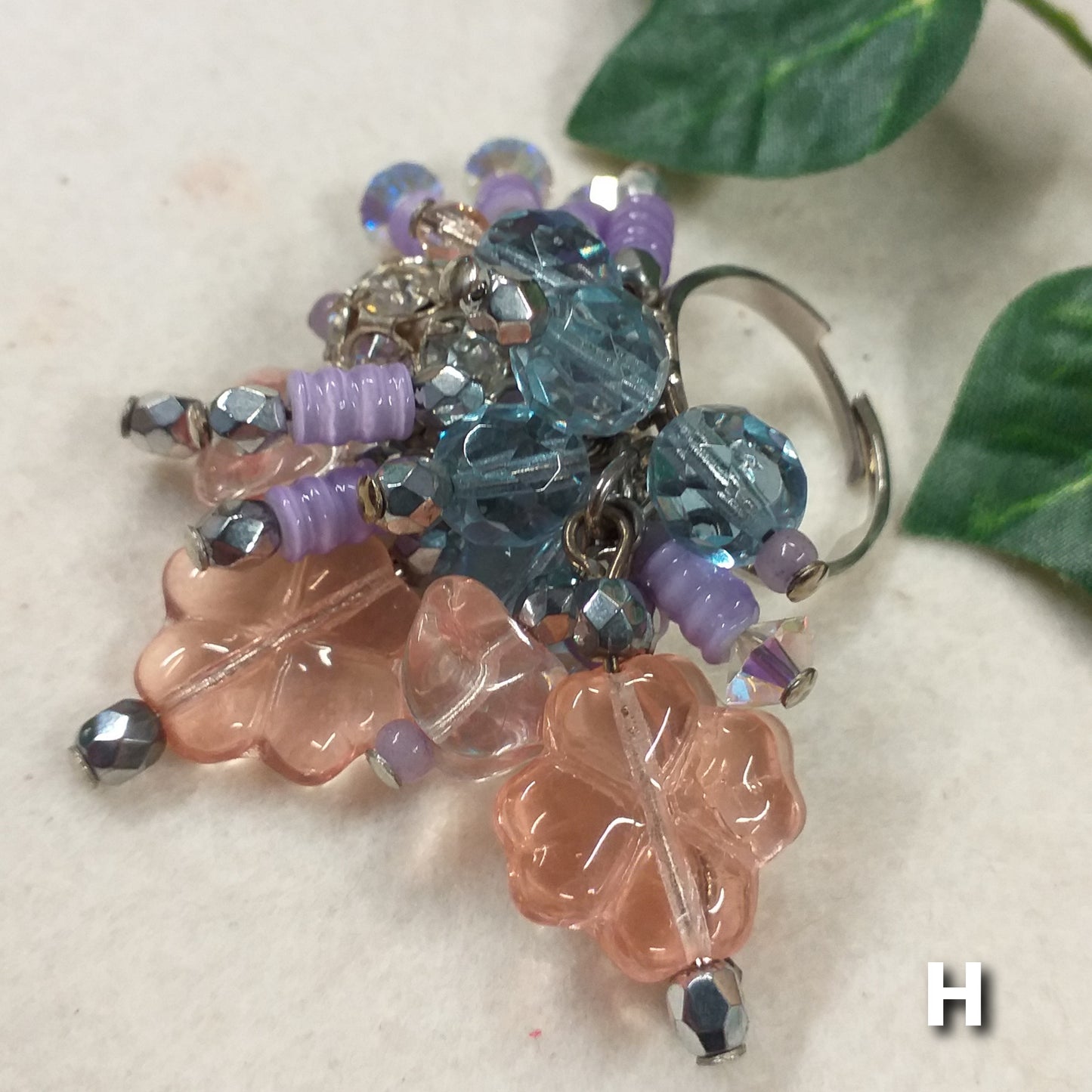 fiorellini rosa scaramzza celeste shop anelli artigianali bigiotteria di perline perle pietre intreccio schema tecnica fatti a mano con filo e basi charms ciondoli