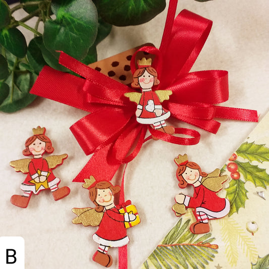 angeli su fiocco coccarda nastro raso angioletti rossi natalizi piastrine applicazioni legnetti uso segnaposto cenone capodanno san silvestro natale packaging chiudipacco confezione regalo