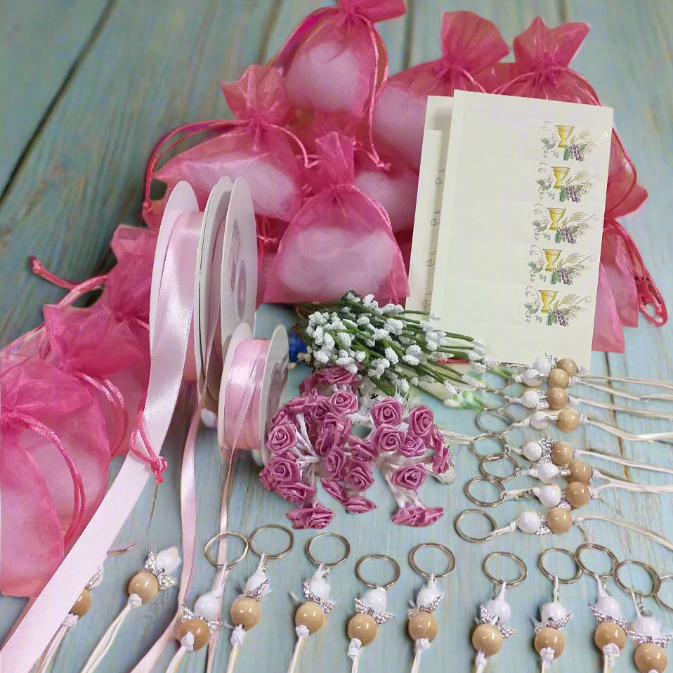 sacchettini organza fucsia bigliettini Prima Comunione velo di sposa roselline rosa nastrini per confezionare portachiavi legno angioletti artigianali angeli realizzati a mano con perle e perline ali di metallo