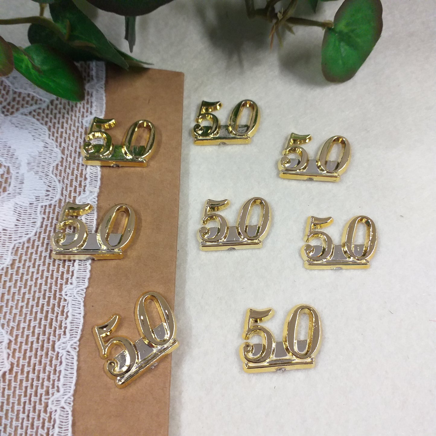 50 targhetta anniversario matrimonio nozze d'oro cinquantesimo applicazioni bomboniere fai da te simboli in plastica per confezioni packaging segnaposto confetti da incollare su sacchettini scatoline pacchi regalo nozze sposi