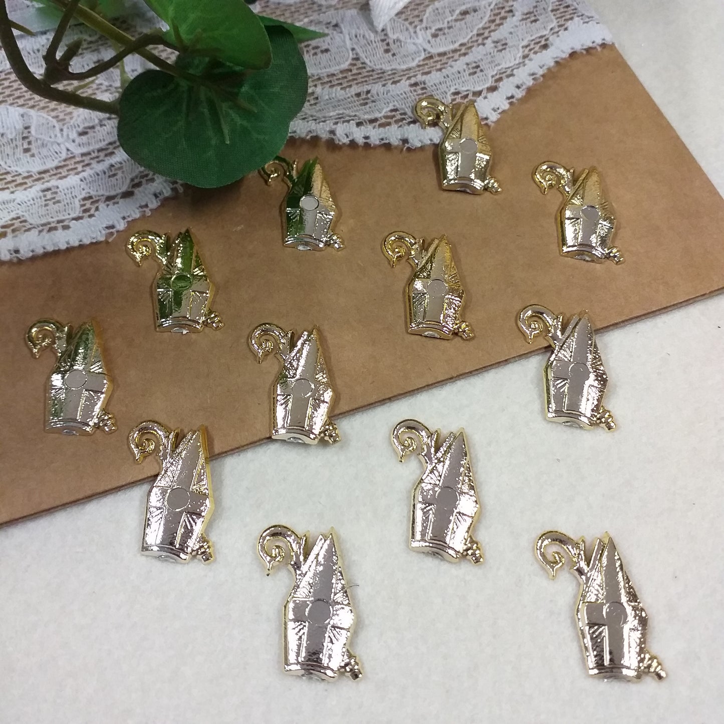 Pastorale Mitria Cresima Applicazioni bomboniere fai da te simboli in plastica targhette placchette per confezioni sacchettini confetti segnaposto packaging pacchi regalo