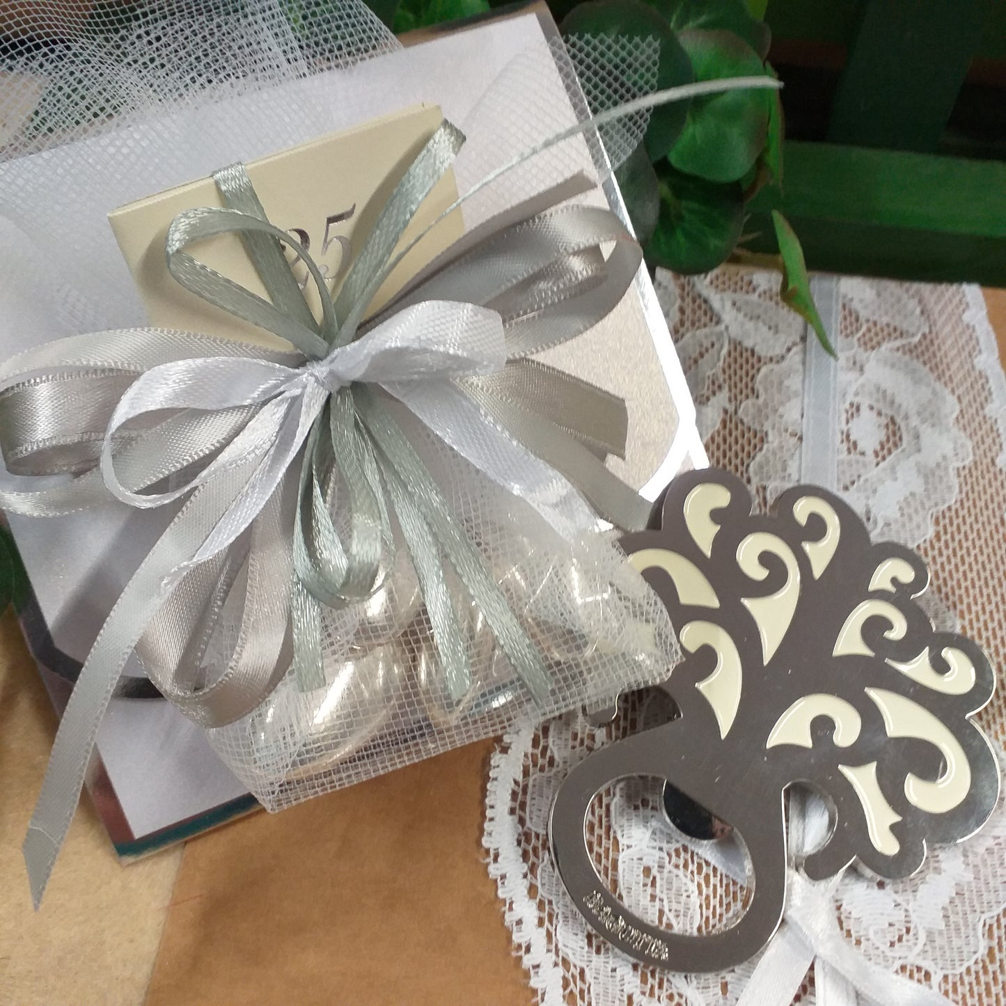 come confezionare bomboniere anniversario venticinquesimo matrimonio nozze argento 25 anni apribottiglie cavatappi albero della vita bianco con bustina confezionato confetti bigliettino sacchettino tulle