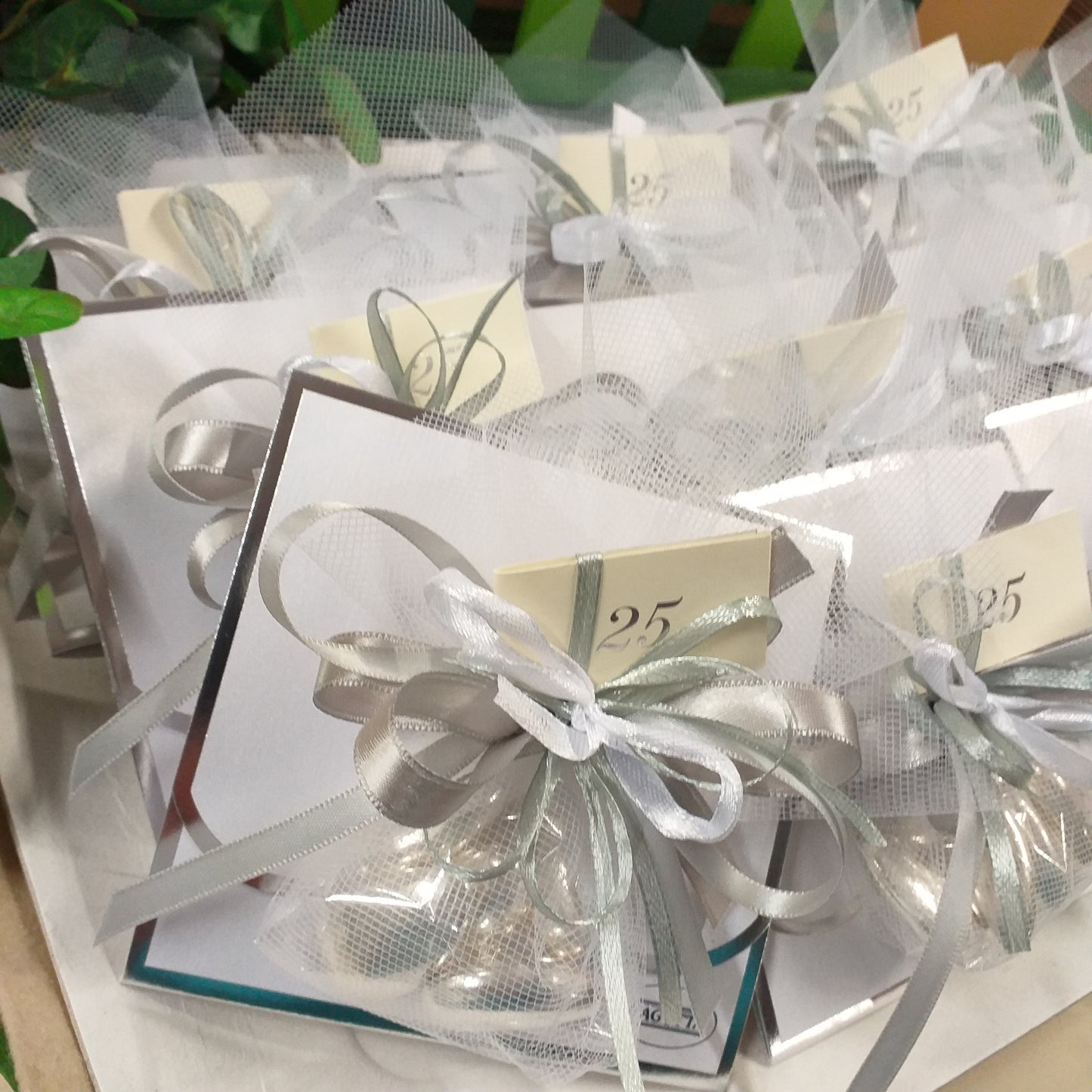 bomboniere anniversario venticinquesimo matrimonio nozze argento 25 anni apribottiglie cavatappi albero della vita bianco con bustina confezionato confetti  bigliettino sacchettino tulle