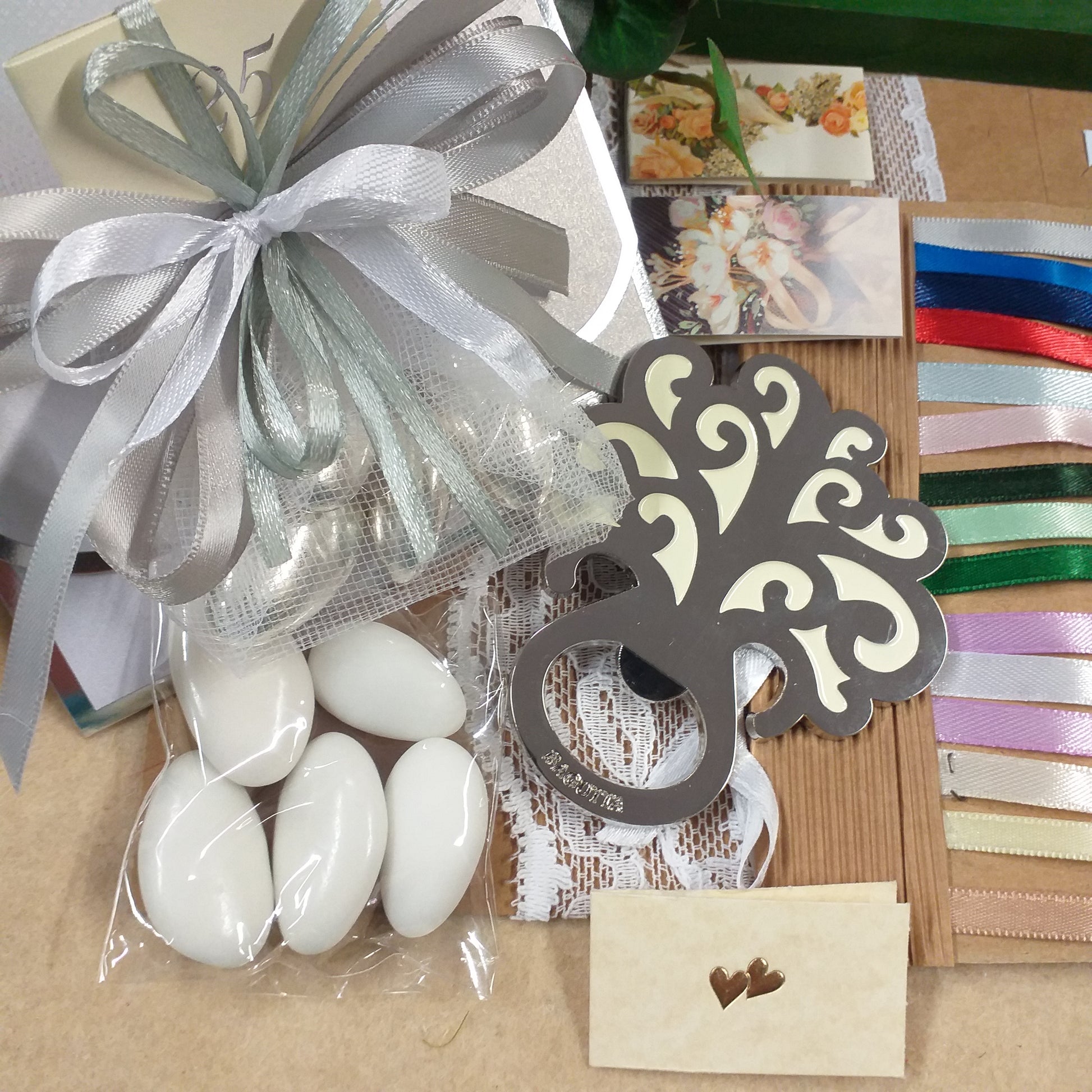 composizione per bomboniere anniversario venticinquesimo matrimonio nozze argento 25 anni apribottiglie cavatappi albero della vita bianco con bustina confezionato confetti bigliettino sacchettino tulle