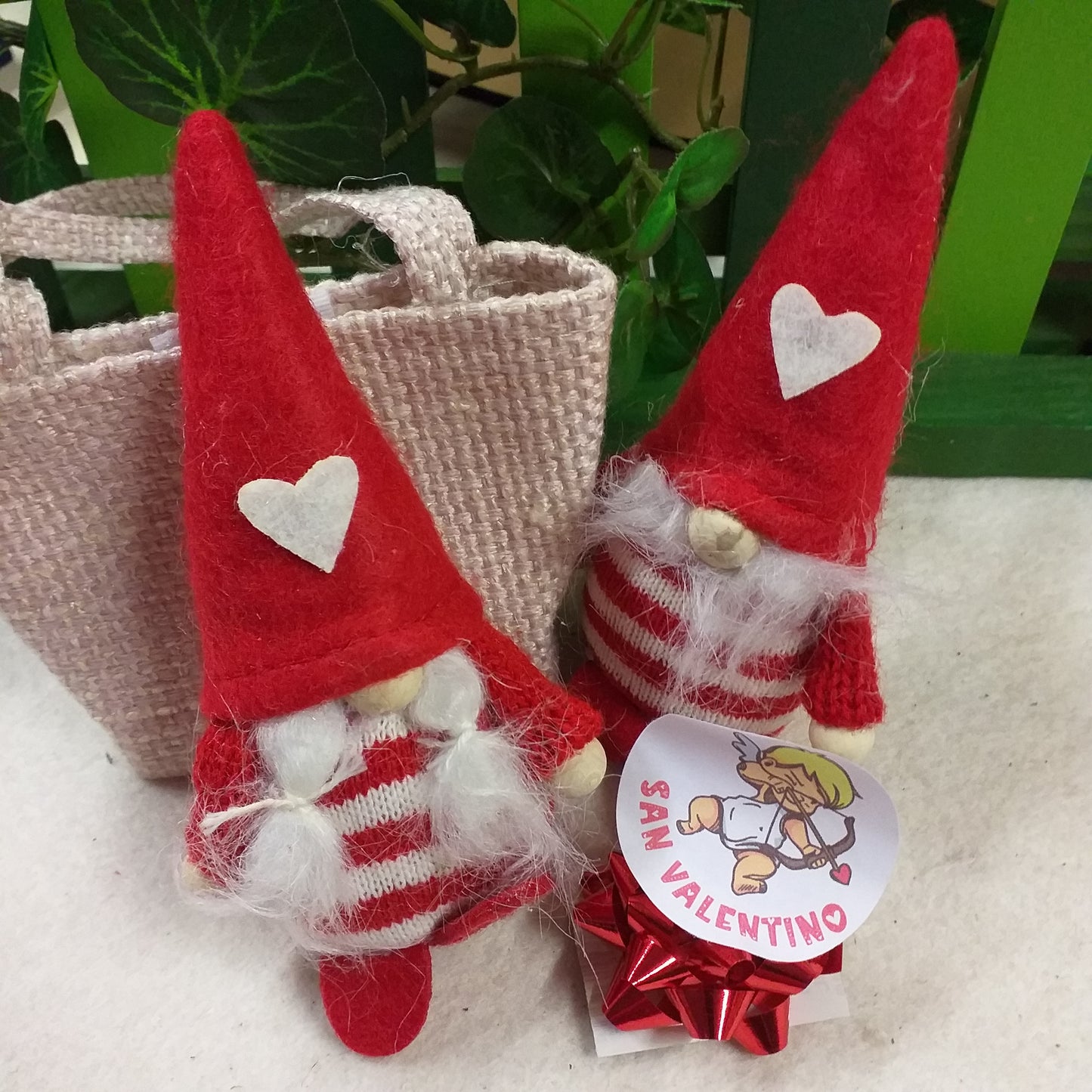 fai da te shopper sportina juta 7 cm coppia confezione regalo San Valentino bambole di pupazzi gnomi pannolenci del cuore confezionamento coccardina rossa etichetta adesivo sticker cupido