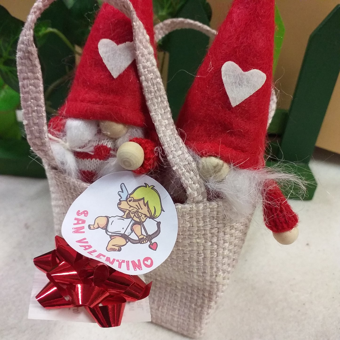 shopper sportina juta 7 cm coppia confezione regalo San Valentino bambole di pupazzi gnomi pannolenci del cuore confezionamento coccardina rossa etichetta adesivo sticker cupido