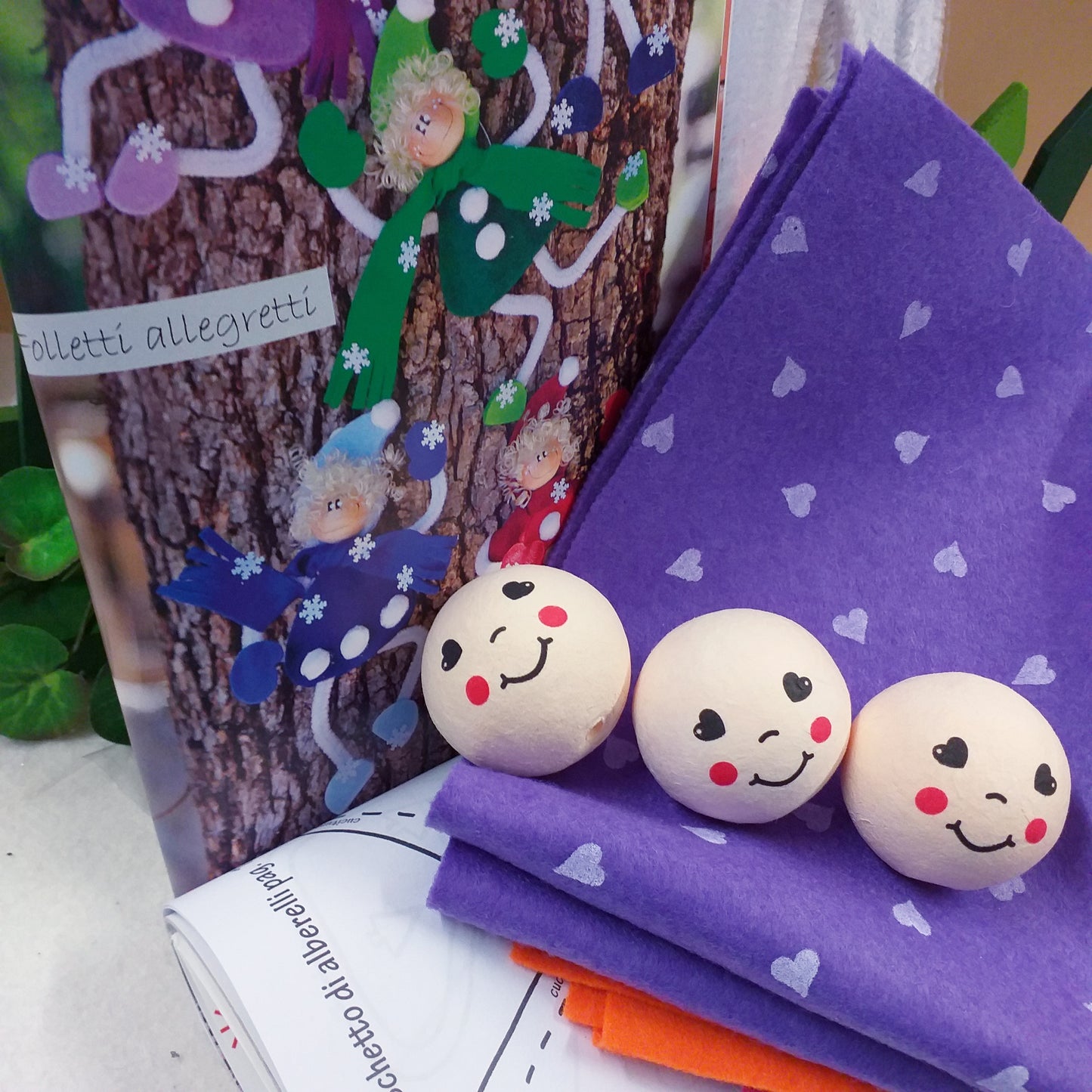 folletti allegretti coloratissimi progetto albero Idee facili Natale Stafil merceria creativa kit manuale libretto spiegazioni foto tutorial fai da te bambole di pezza gnomi nordici feltro pannolenci fantasia stampato facce ovatta dipinte