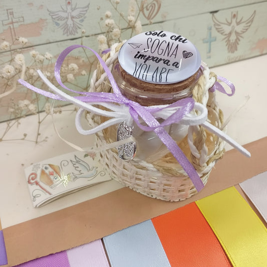 barattolino tappo bianco ceramica sughero vasetto vetro con scritta solo chi sogna impara a volare confezionato nastrino raso lilla bomboniera Comunione Cresima mitria colomba confetti cestino bigliettino simboli colori nastro