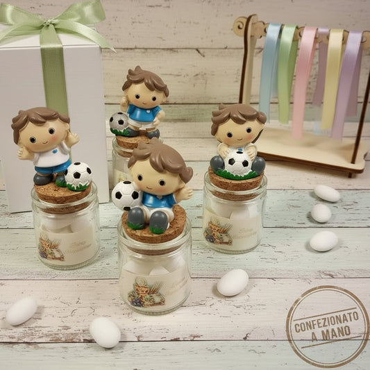 vasetto barattolino portaconfetti confezionato a mano come bomboniera con confetti calciatore pallone tema calcio nastro di raso colori pastello o verde salvia