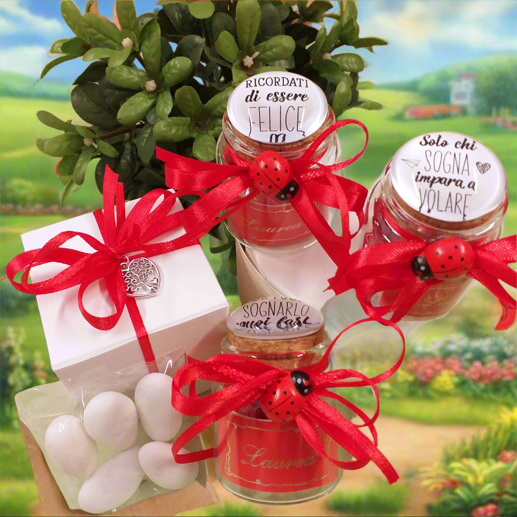 vetrina shop tappo barattolo laurea bomboniera portaconfetti italiani confezionato 5 confetti italiani nastrino applicazione coccinella portafortuna bigliettino personalizzato su vasetto vetro