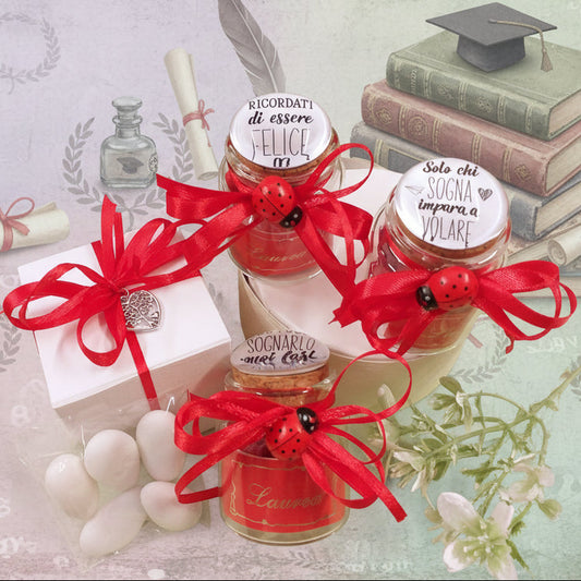 vetrina shop tappo barattolo laurea bomboniera portaconfetti italiani confezionato 5 confetti italiani nastrino applicazione coccinella portafortuna bigliettino personalizzato su vasetto vetro