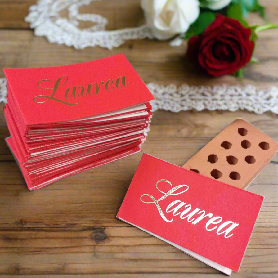 esempio con bigliettini laurea fai da te cartoncini rossi da stampare scritta oro per confezionare bomboniere sacchetti portaconfetti