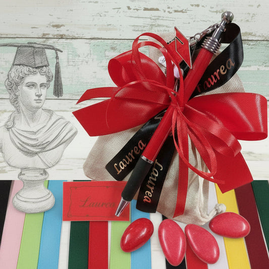 shop vendita online penna biro bomboniera laurea utile smaltata confezionata portaconfetti juta-lino eco-friendly e 5 confetti rossi nastrino ingegneria tocco ciondolo cappello di metallo pergamena bianca