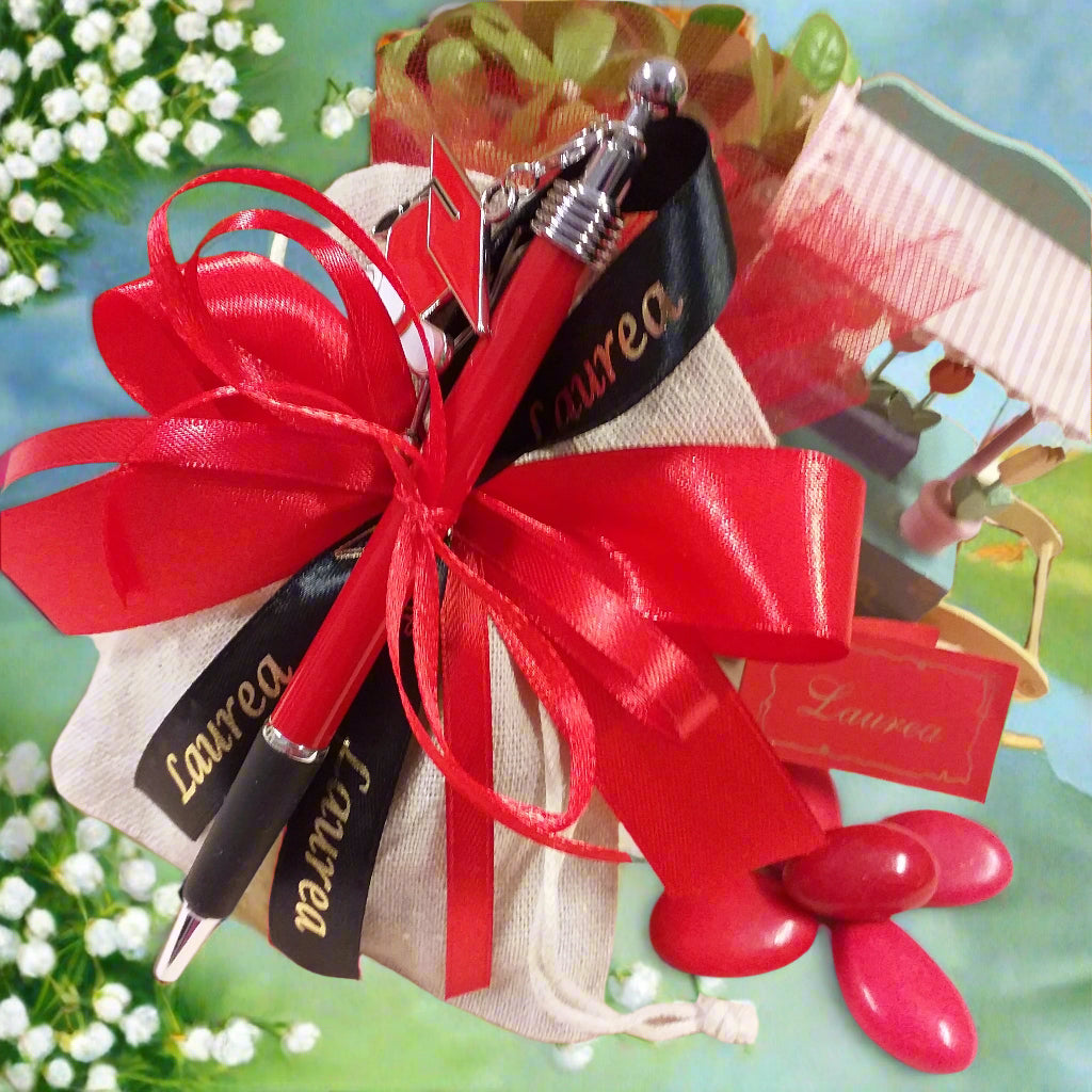 ricordino souvenir penna biro bomboniera laurea utile smaltata confezionata portaconfetti juta-lino eco-friendly e 5 confetti rossi nastrino ingegneria tocco ciondolo cappello di metallo pergamena bianca