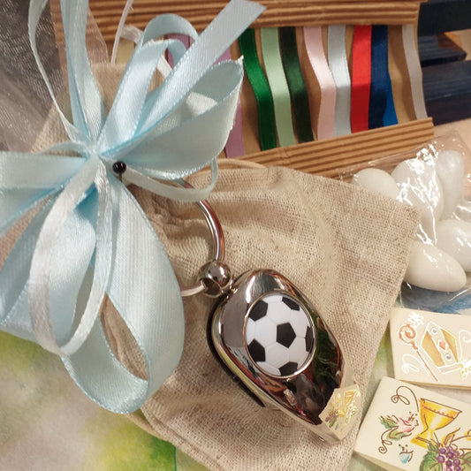 ragazzo celeste sacchetto tela grezza rustica confezionato confetti portachiavi pallone di calcio metallo bianco nero bigliettini comunione cresima nastri colori