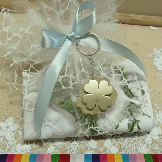 celeste azzurro bimbo maschietto sacchetto bomboniere portachiavi ciondolo quadrifoglio portafortuna nascita Battesimo Comunione matrimonio compleanno confezionato confetti