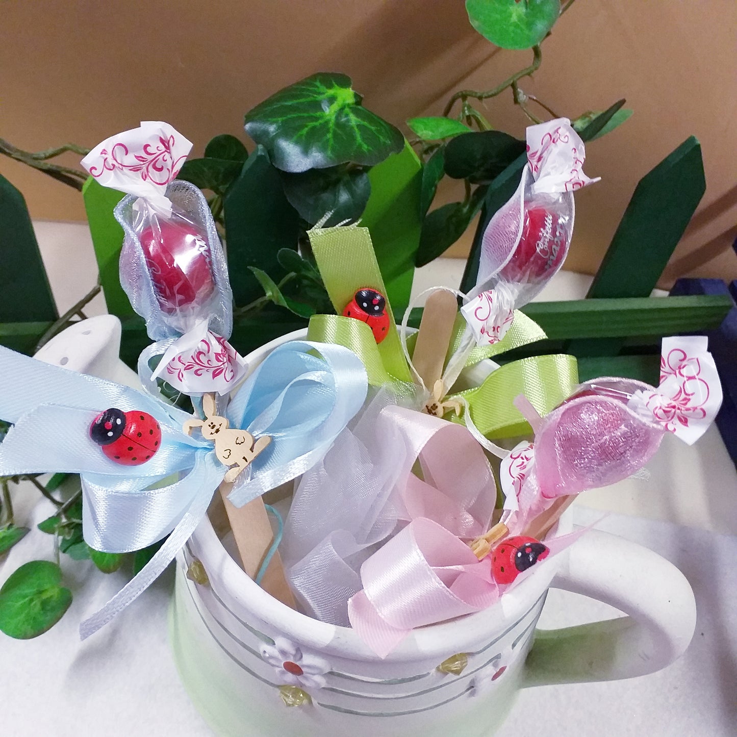 annaffiatoio di fiori di confetti Maxtris Italian twist Bon Bon cream cioccolato bianco ricoperto da cioccolato al latte confettato zucchero incartati singolarmente doppio fiocco come cioccolatini