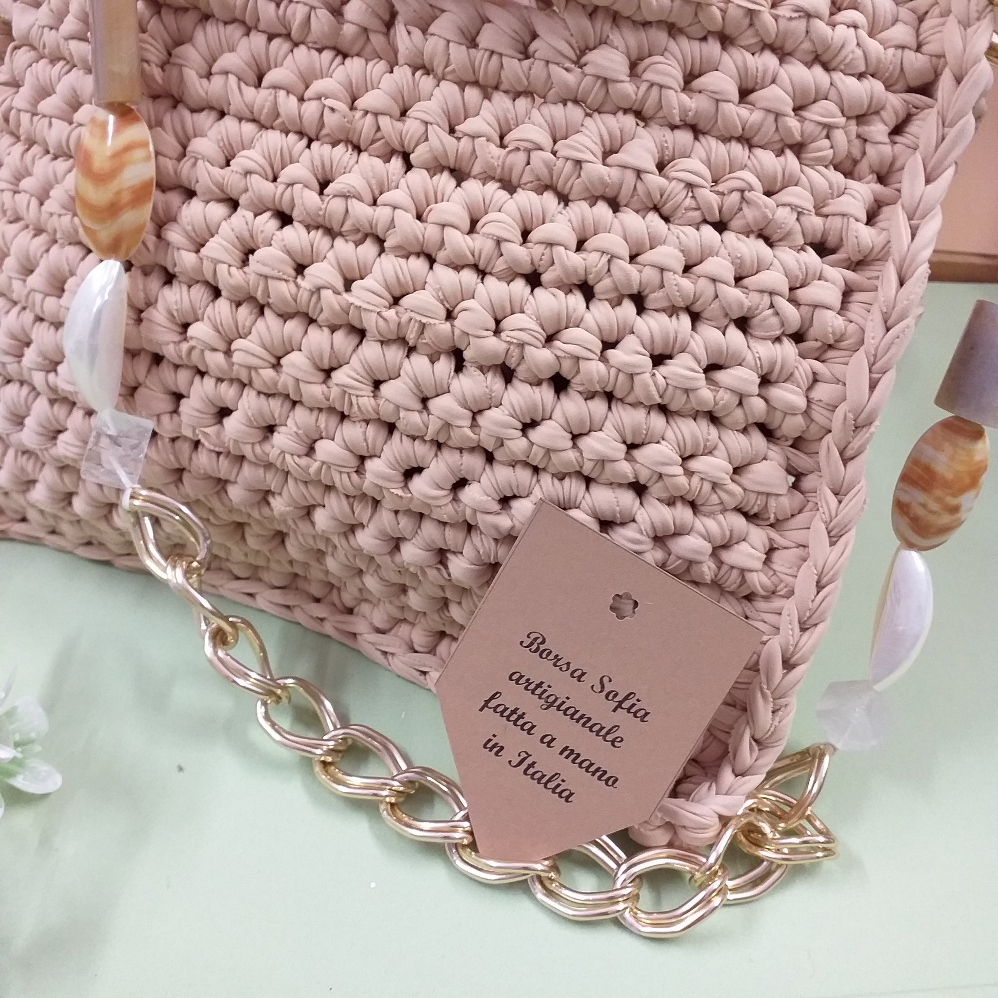dettagli del manico di Borsa Sofia fettuccia lycra beige tinta pelle carne chiaro artigianale fatta a mano in Italia modello pochette cerimonia matrimonio giorno sera gioiello catena perle pietre conchiglie