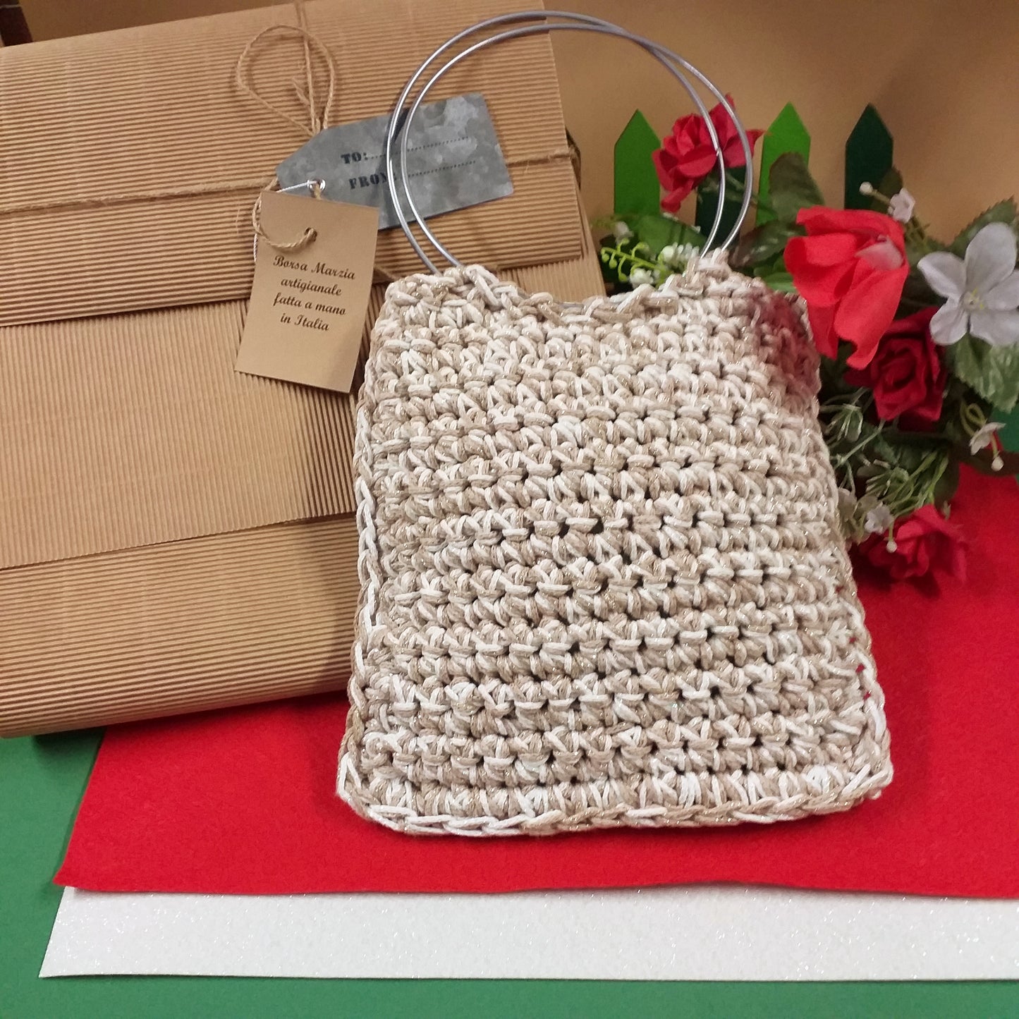 bianco beige lurex Borsa Marzia artigianale uncinetto crochet bag pochette di corda cotone green macramè cordino manici cerchio metallo colore argento uso borsetta fatta a mano in Italia da giorno sera elegante cerimonia
