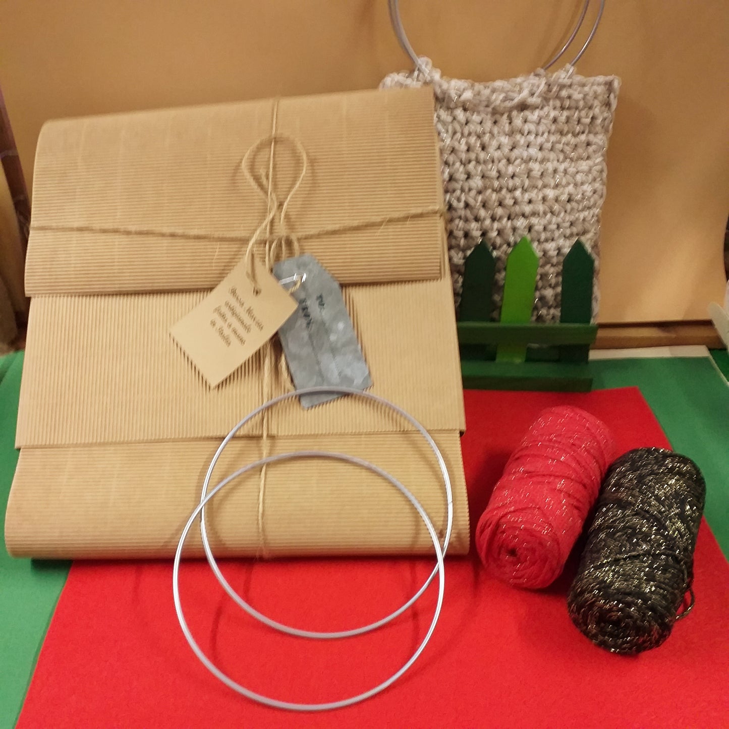 kit per fai da te rosso nero lurex Borsa Marzia artigianale uncinetto crochet bag pochette di corda cotone green macramè cordino manici cerchio metallo colore argento uso borsetta da giorno sera elegante cerimonia