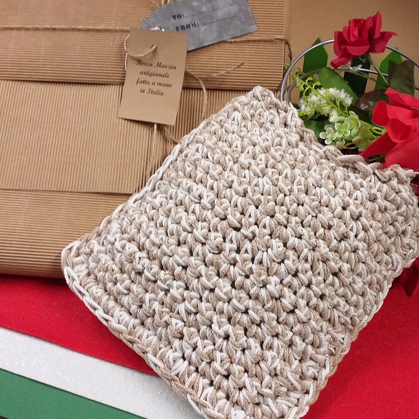 dall'alto Borsa Marzia artigianale fatta a mano in Italia uncinetto crochet bag pochette di corda cotone green macramè cordino manici cerchio metallo colore argento uso borsetta da giorno sera elegante cerimonia