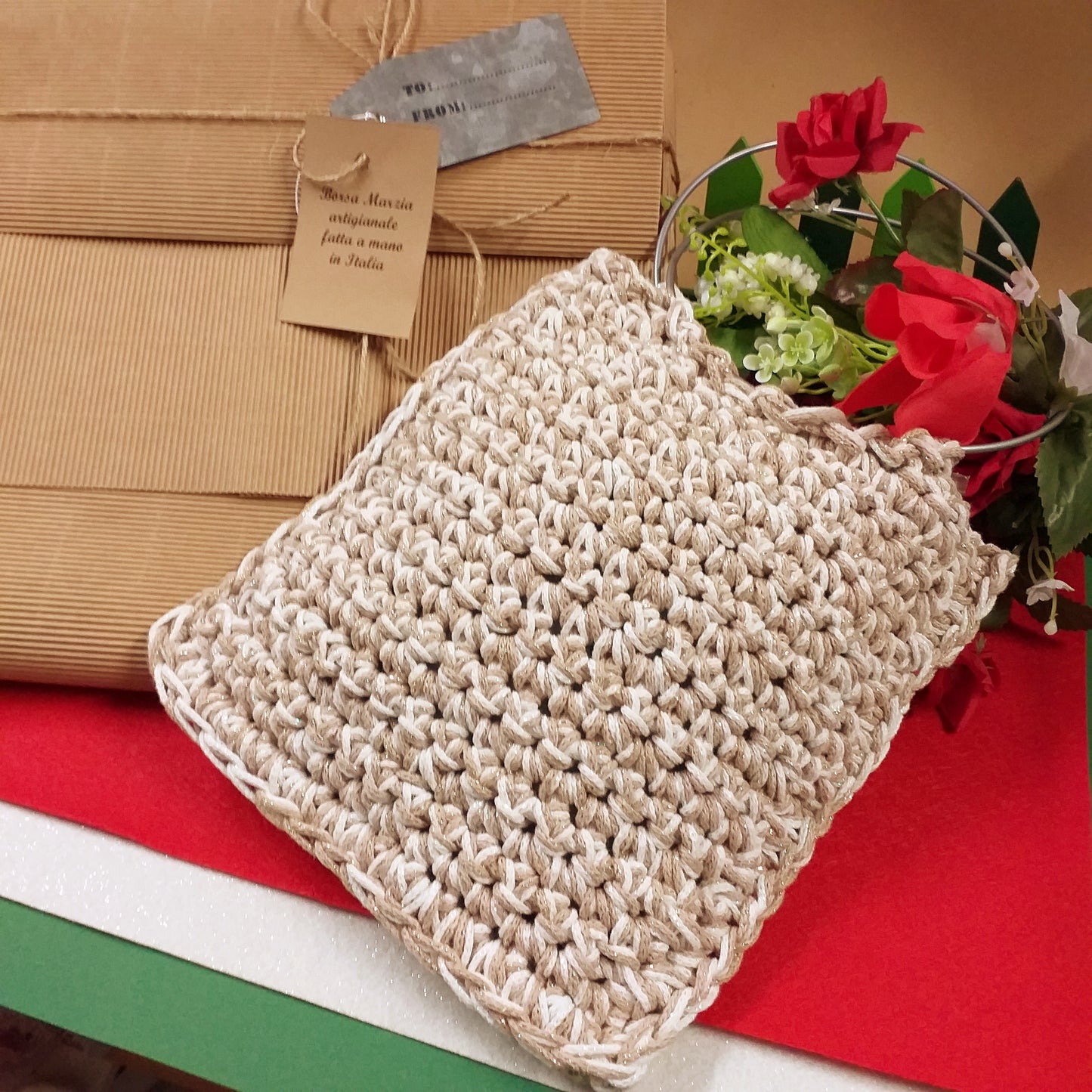 19 x 21 cm modello elegante bianco beige lurex Borsa Marzia artigianale fatta a mano in Italia all'uncinetto crochet bag tag idea regalo from to busta packaging pochette di corda cotone green macramè cordino manici cerchio metallo colore argento uso borsetta da giorno sera matrimonio cerimonia
