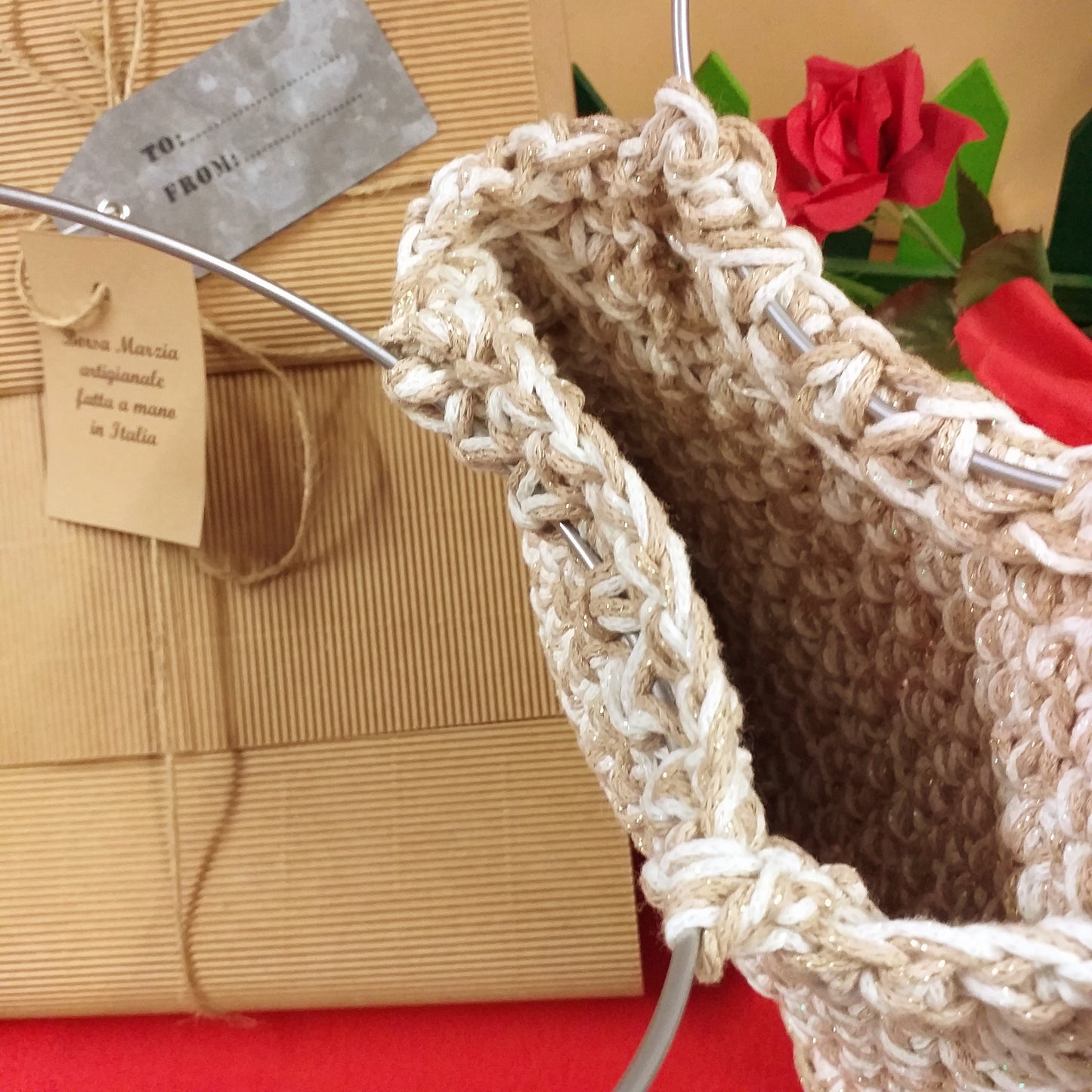 come appare interno borsa Marzia artigianale uncinetto crochet bag pochette di corda cotone green macramè cordino manici cerchio metallo colore argento uso borsetta da giorno sera elegante cerimonia
