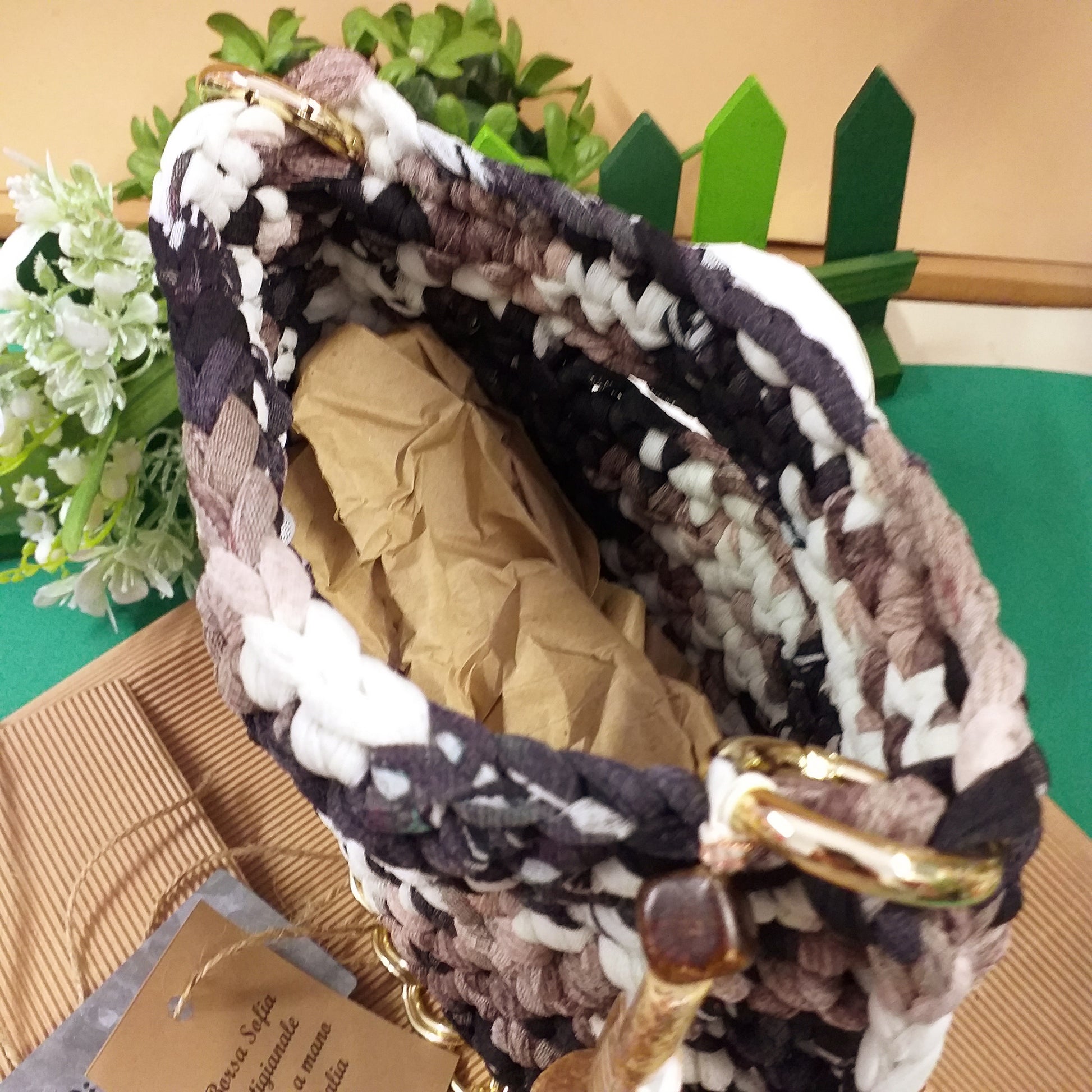 interno Borsa Sofia di fettuccia lycra retina tulle bianco-nero marrone artigianale fatta a mano in Italia modello pochette cerimonia matrimonio giorno sera manico gioiello catena perle pietre busta regalo