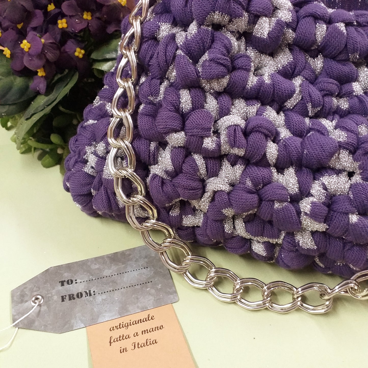 dettagli di maglia crochet bag pochette cerimonia viola argento lurex borsa uncinetto fettuccia alta larga piatta maglia bassissima manico catena argento idea regalo packaging tag from to