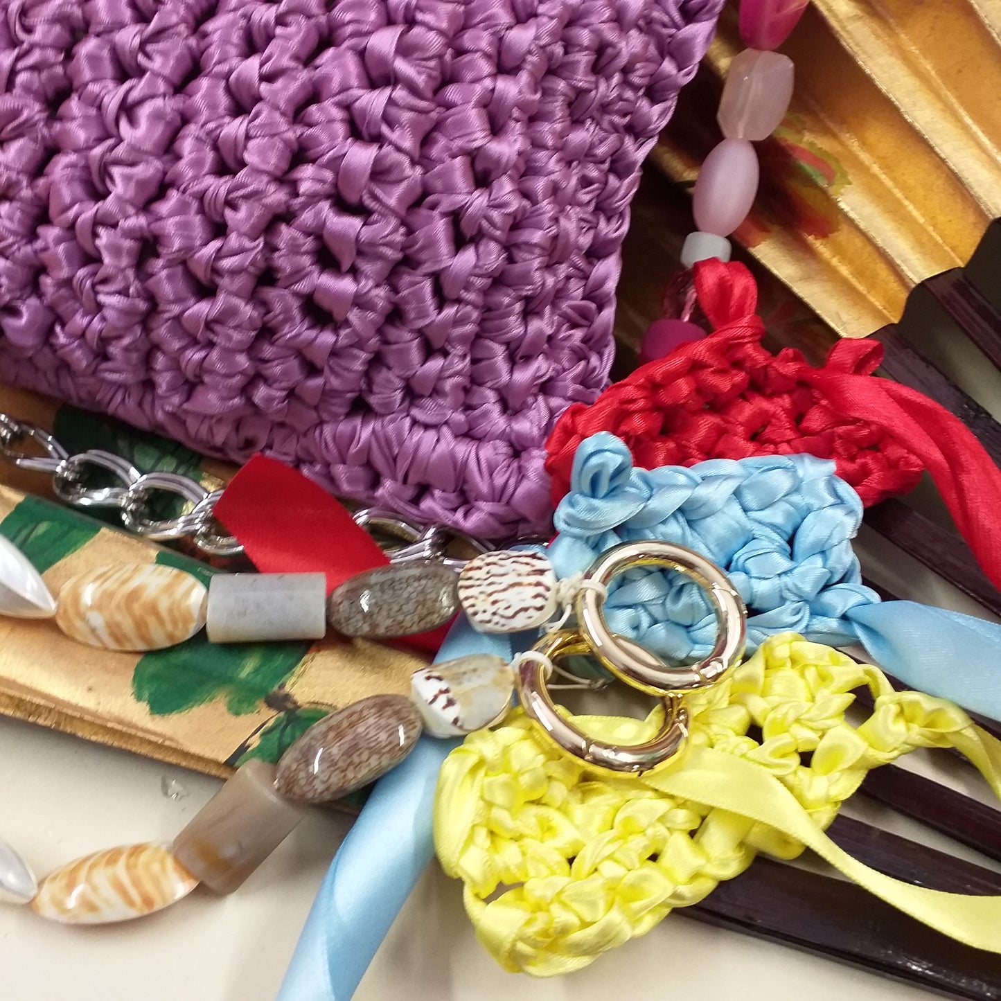 giallo azzurro pastello rosso borsa artigianale di fettuccia raso nastro fatta a mano uncinetto crochet Italia pochette cerimonia giorno sera matrimonio manico gioiello perle catena fucsia petunia fashion moda estate