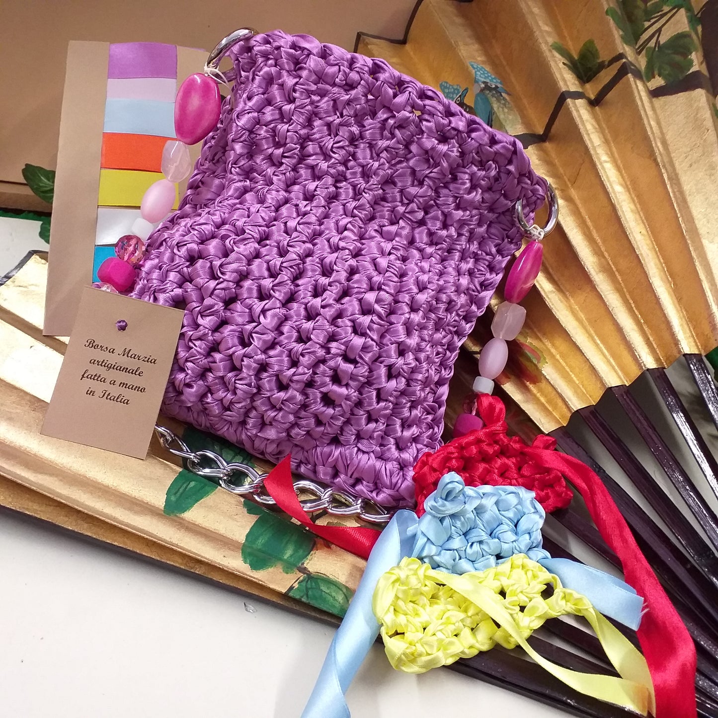 quali colori campioncini di lavoro a maglia borsa artigianale di fettuccia raso nastro fatta a mano uncinetto crochet Italia pochette cerimonia giorno sera matrimonio manico gioiello perle catena fucsia petunia fashion moda estate