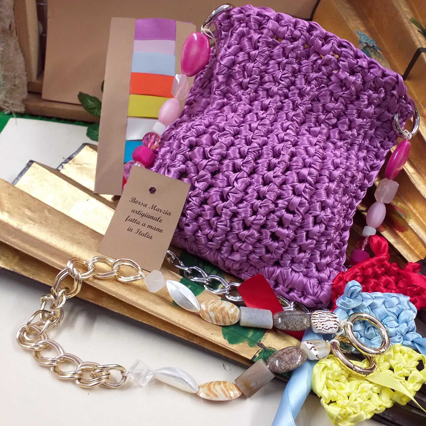 manico perle pietre conchiglie altri colori per borsa artigianale di fettuccia raso nastro fatta a mano uncinetto crochet Italia pochette cerimonia giorno sera matrimonio catena fucsia petunia fashion moda estate