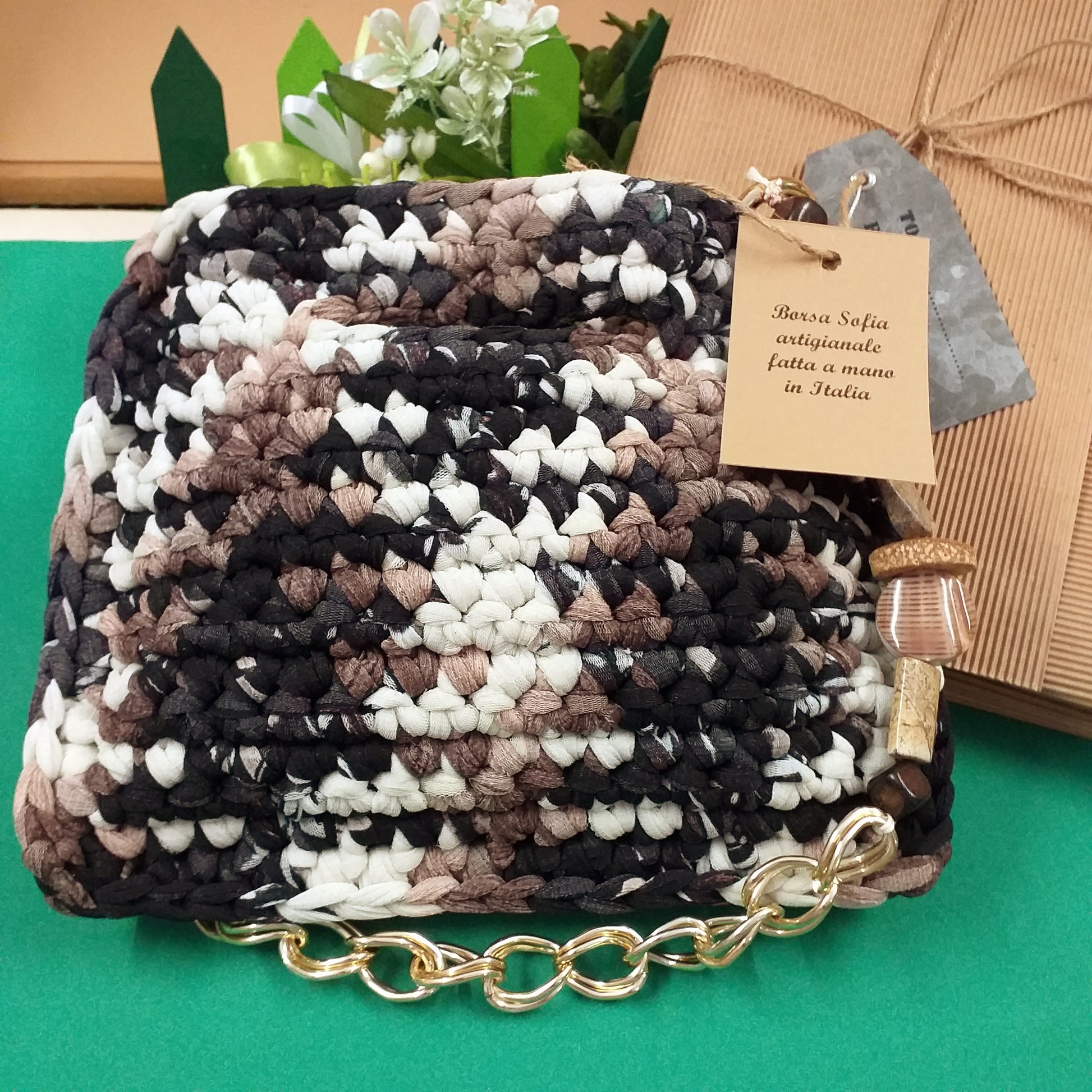 lato anteriore Borsa Sofia di fettuccia lycra retina tulle bianco-nero marrone artigianale fatta a mano in Italia modello pochette cerimonia matrimonio giorno sera manico gioiello catena perle pietre busta regalo