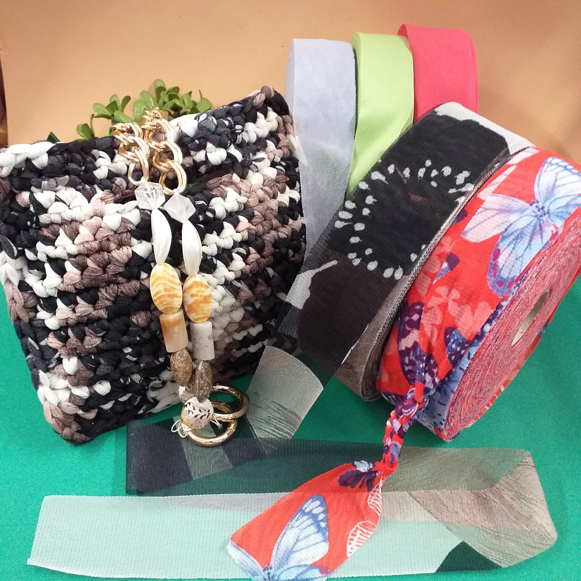 tinta unita fantasia colori fettuccia per crochet bag Borsa Sofia lycra retina tulle bianco-nero marrone artigianale fatta a mano in Italia modello pochette cerimonia matrimonio giorno sera manico gioiello catena perle pietre conchiglie