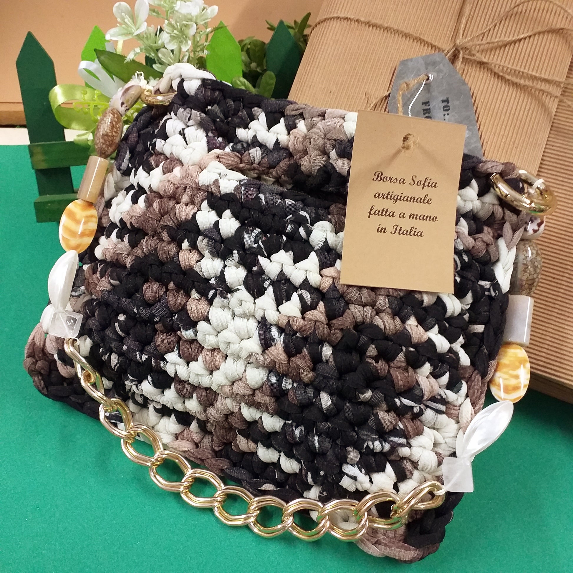 vetrina borsa Sofia di fettuccia lycra retina tulle bianco-nero marrone artigianale fatta a mano in Italia modello pochette cerimonia matrimonio giorno sera manico gioiello catena perle pietre busta regalo