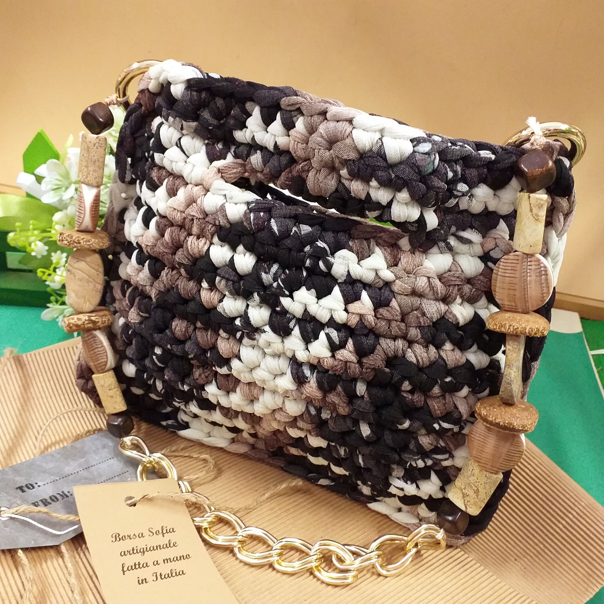 visione laterale per Borsa Sofia di fettuccia lycra retina tulle bianco-nero marrone artigianale fatta a mano in Italia modello pochette cerimonia matrimonio giorno sera manico gioiello catena perle pietre busta regalo