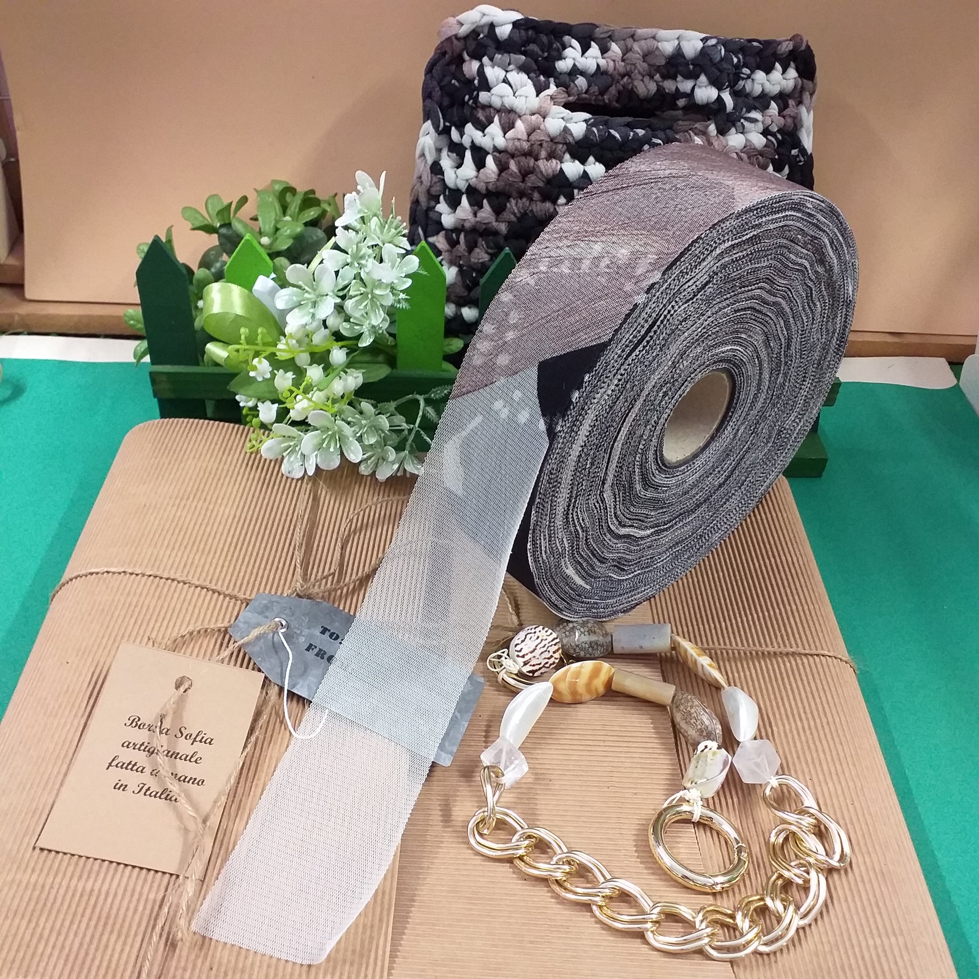 fai da te kit Borsa Sofia di fettuccia lycra retina tulle bianco-nero marrone artigianale fatta a mano in Italia modello pochette cerimonia matrimonio giorno sera manico gioiello catena perle pietre conchiglie busta regalo