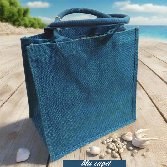blu-capri colorata estiva spiaggia mare piscina juta borsa quadrata 30 x 30 cm manici tessuto yuta da decorare rivestire uncinetto tecnica applicazioni personalizzare dipingere colorare ricamare fiori bianchi conchiglie appliquè pizzo nappine pompons