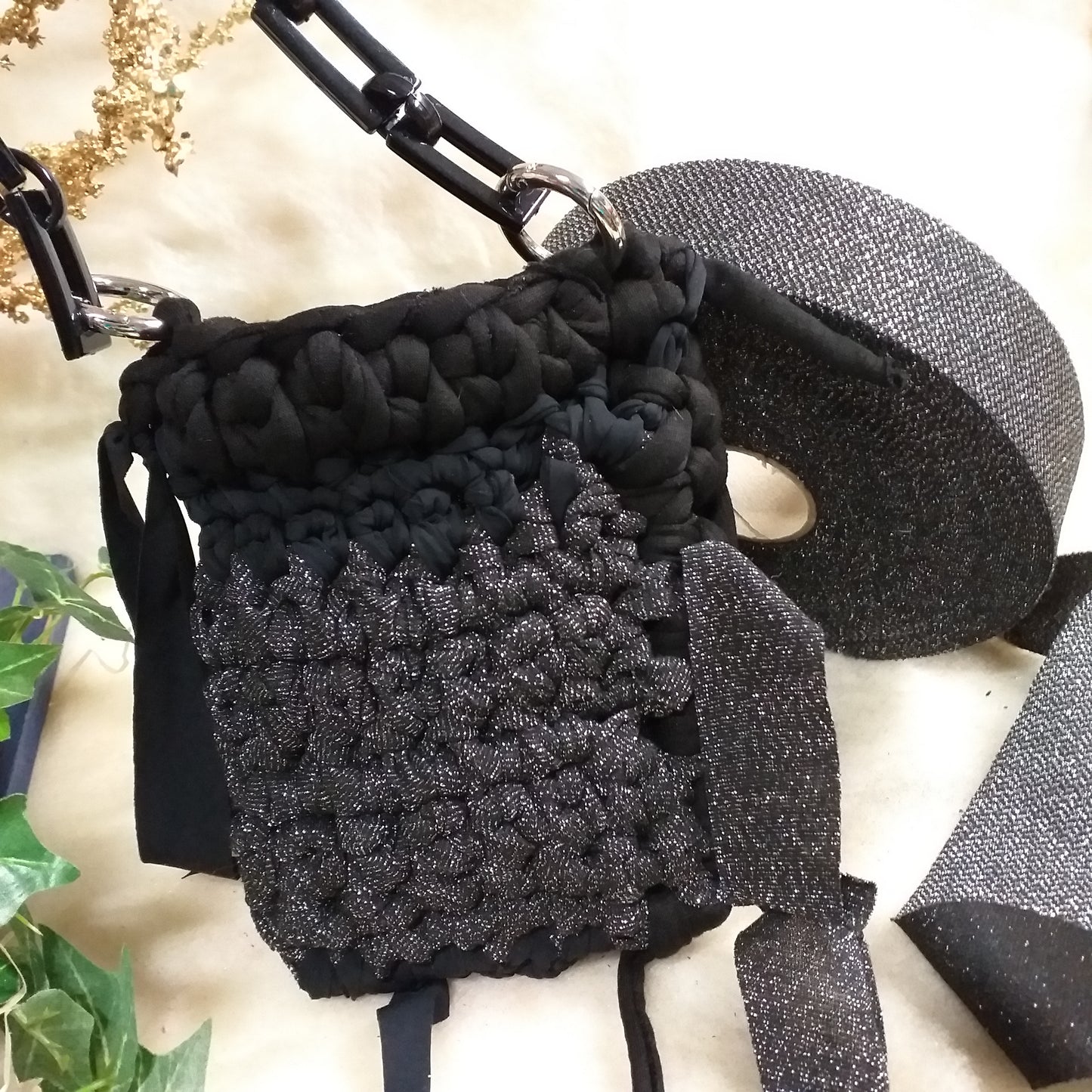 idea fai da te borsa porta cellulare fettuccia lurex uncinetto lamè nero argento glitterata con brillantini