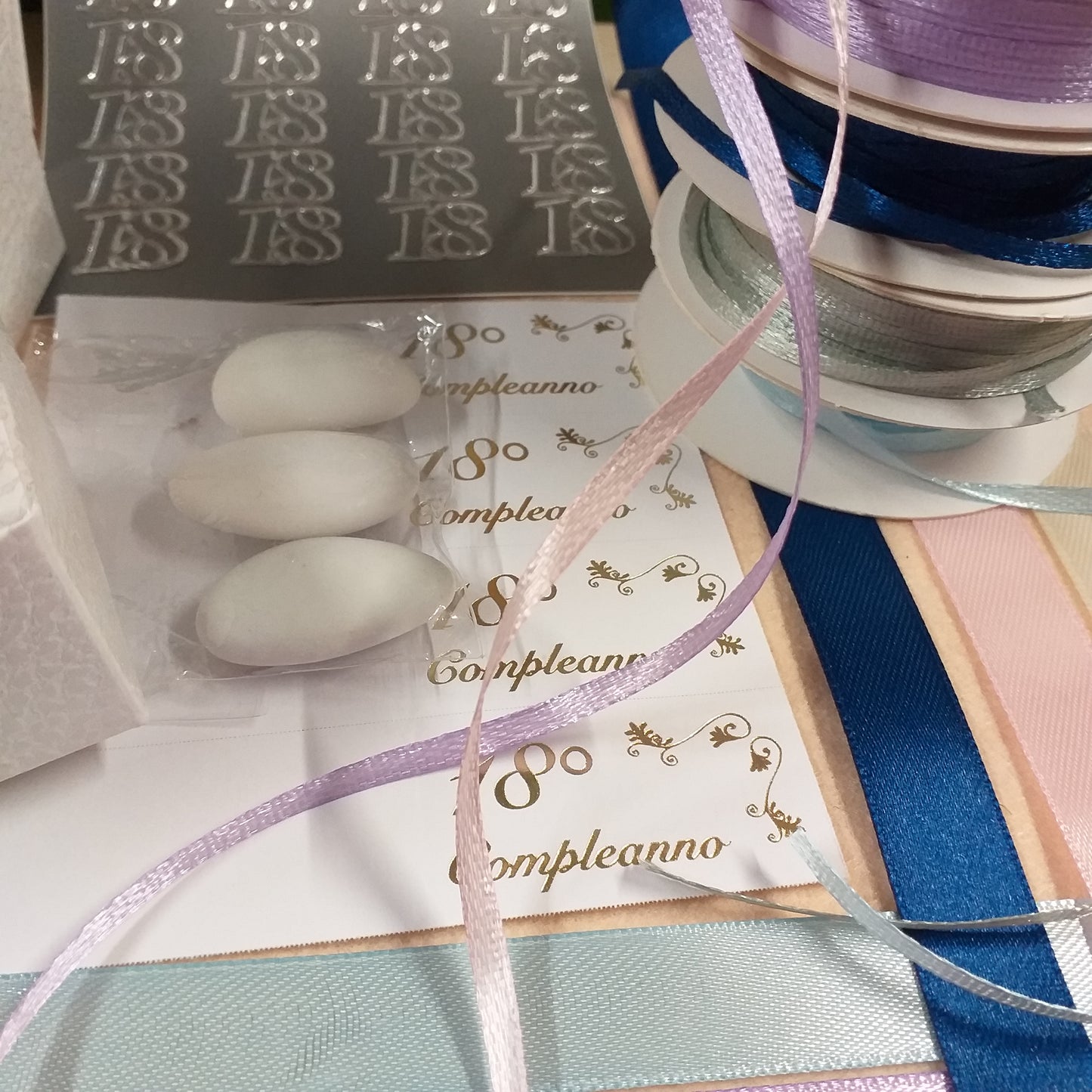 nastrini glicine argento celeste blu kit fai da te confezionamento packaging shop bomboniere 18 anni bustina confetti sticker simboli diciottesimo ragazzo ragazza bigliettino 18° compleanno bianco scritta dorata